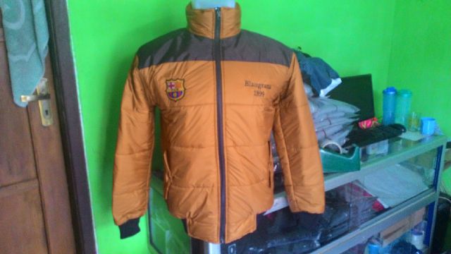 RedBlackSoccer's tweet photo. hasil jadi jaket winter barca, milan, liverpool &amp; juventus http://t.co/h9nUeIxveT