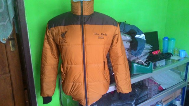 RedBlackSoccer's tweet photo. hasil jadi jaket winter barca, milan, liverpool &amp; juventus http://t.co/h9nUeIxveT