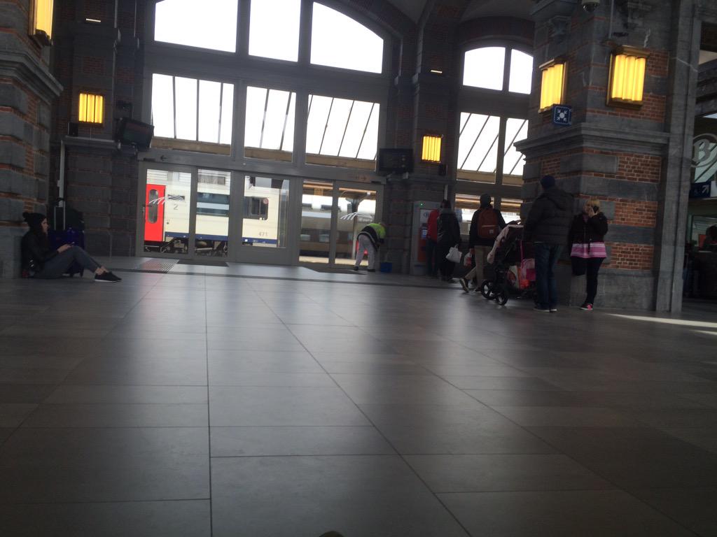 Mabisstan's tweet photo. @SNCB boujours toujours pas de banc a la gare de Tournai :( http://t.co/S9gIYsMkzm