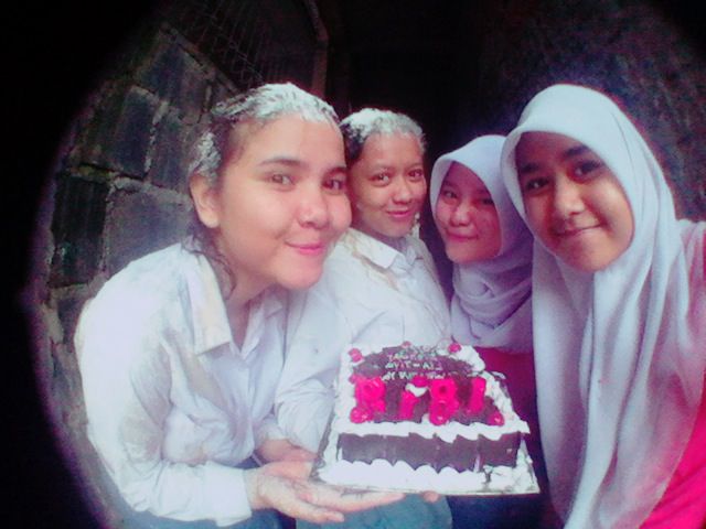 Marlinallana's tweet photo. Hepibesday lia-tiya pjg umur,sht slalu,lulus 100%, tercapai cita"nya. Amin.. @LiaAnggtPutri @thiaeyy @riskapriyantiS http://t.co/MluGbKCPug