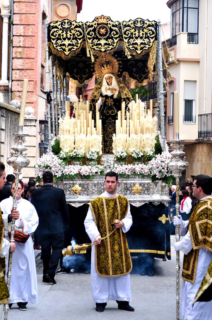 GJoven_Santiago's tweet photo. Viernes de Dolores, una semana para teneros en la calle de Baza repartiendo amor y bendiciones a los bastetanos http://t.co/9SQrVxuEMr