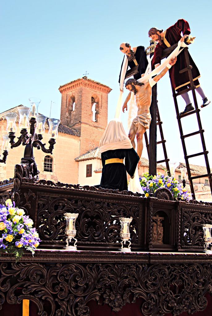 GJoven_Santiago's tweet photo. Viernes de Dolores, una semana para teneros en la calle de Baza repartiendo amor y bendiciones a los bastetanos http://t.co/9SQrVxuEMr