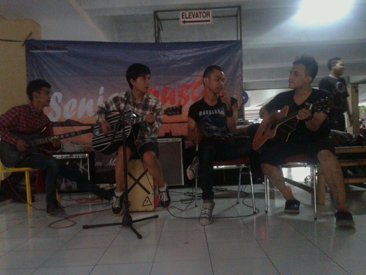 UkmMusikSahid's tweet photo. Penampilan kita selanjut nya dari band yang hits se solo raya BATAS :D #SenjaCoustic http://t.co/Yqq9Dyj7qg