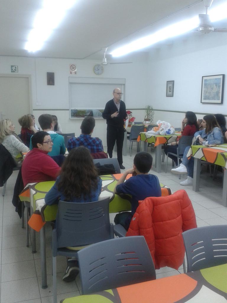 inslaialarquera's tweet photo. El Sr Esquerra ens explica com funciona la Fundació Sant Joaquim. Esperem que la brigada porti els aliments recollits http://t.co/epczo2bhAH