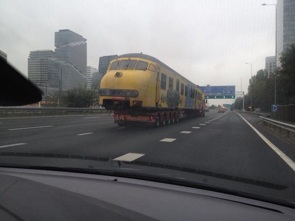 hansdenk's tweet photo. NS heeft creatieve oplossing voor #stroomstoring! http://t.co/iP5VwnXTfy