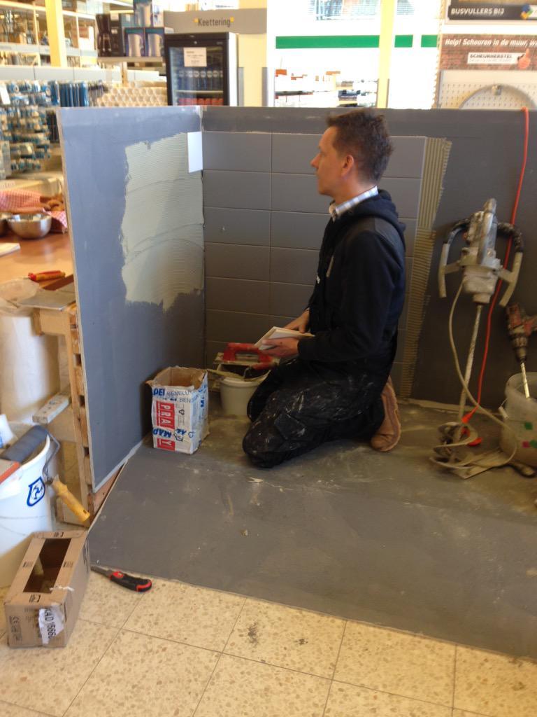 JosevdVen's tweet photo. Roel bezig met t verlijmen van tegels #ultraliteS1. Wand uitgevlakt met #planitopfast330. @MapeiNL @BCKoolschijn http://t.co/HptltXmZiO