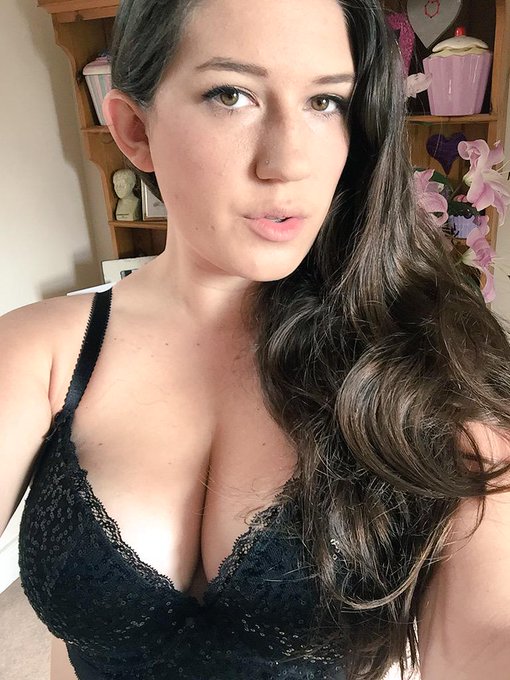 Logging on in 10 minutes!! Just got get a cup of tea!! We'll be running another HT contest! http://t<a href="/tag/camgirl"class="tags"><span>#camgirl</span></a><a href="/tag/manyvids"class="tags"><span>#manyvids</span></a>