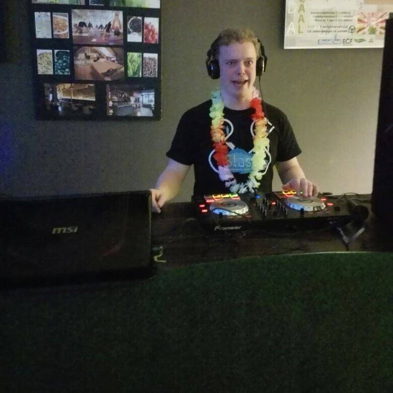 Dj Luc AKA "The Duke" opent vanavond jouw weekend in De Kelder! House/Top40/Oud/Fout, alles is mogelijk! #fissa #TGIF