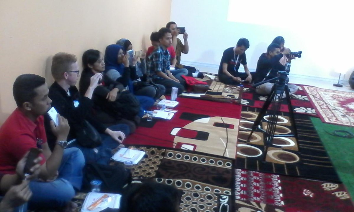 kompasiana's tweet photo. Para Kompasianer lagi asik merekam aksi band Rigby #KompasianerNgulik #MeetTheLAbels http://t.co/ktTkn3OkdG