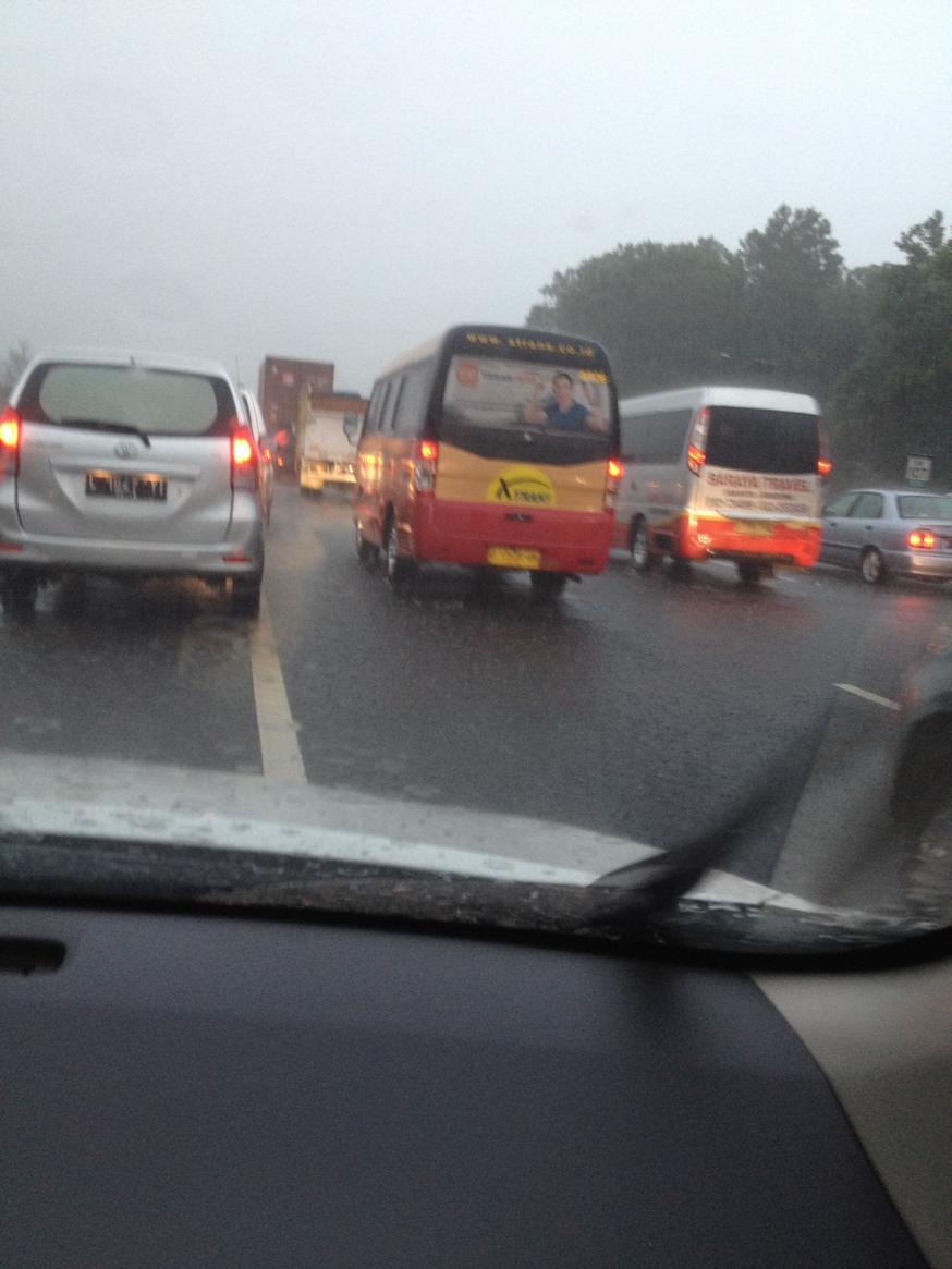 Tol cipularamg lm 108 arah Jkt tersemdat cuaca hujan lebat