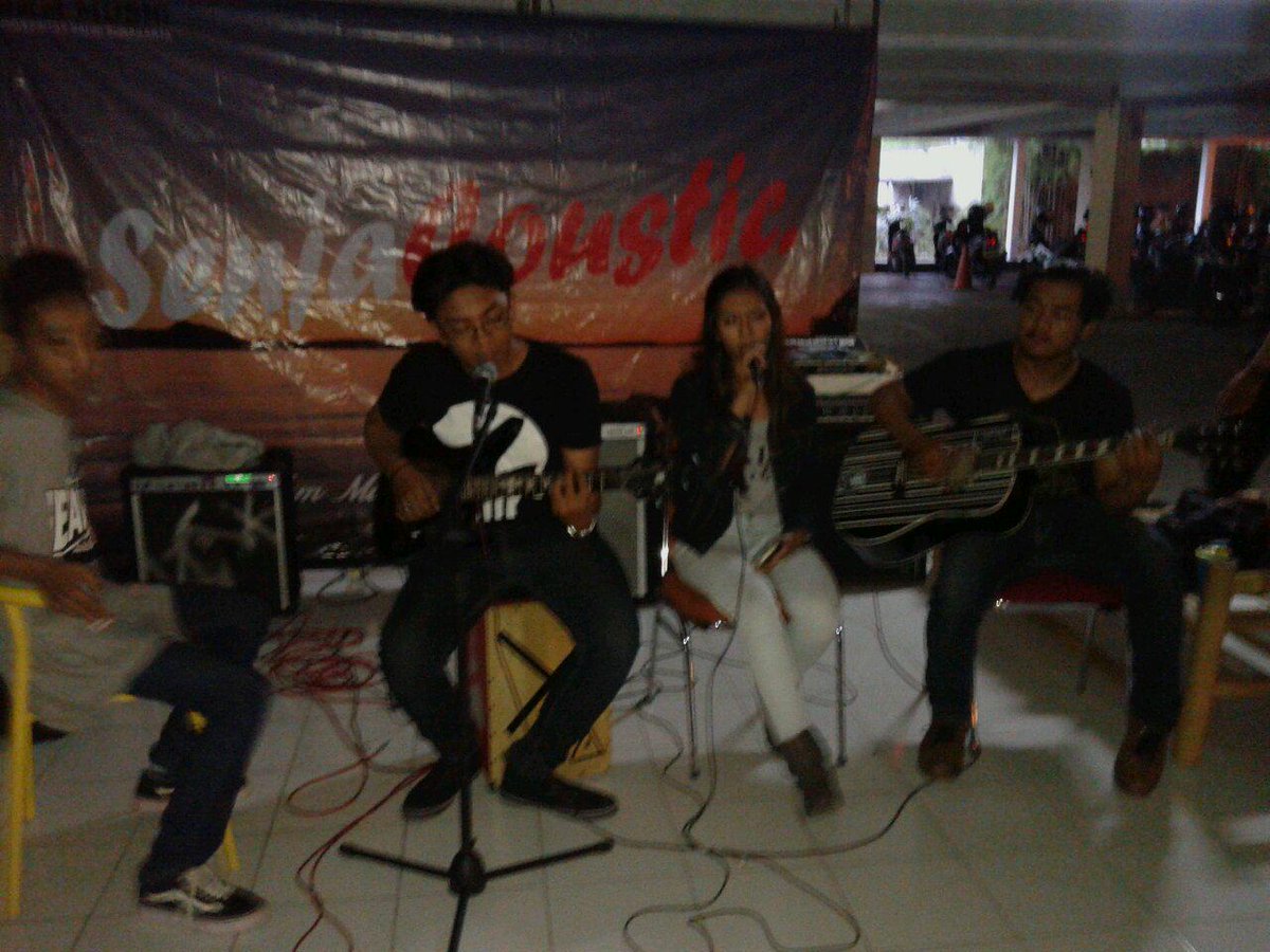 UkmMusikSahid's tweet photo. Duet couple yang cowo main gitar sebelah kanan , cowo vokalis ;;) #SenjaCoustic http://t.co/p99SAii7p3
