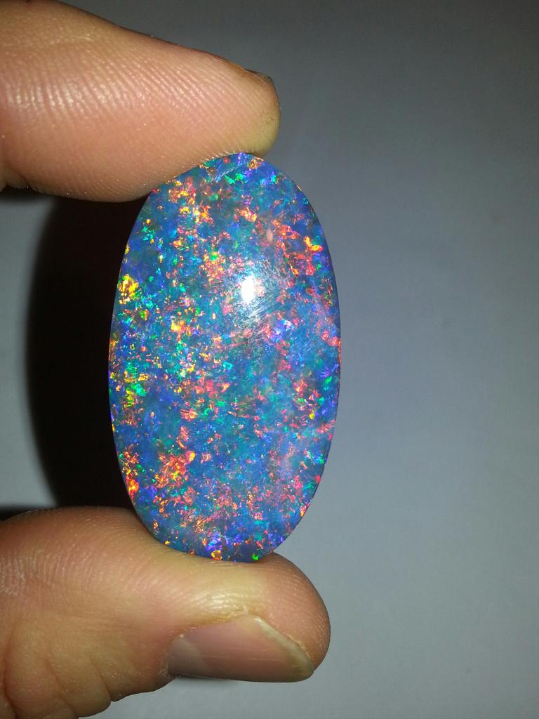 LaVarcoChris's tweet photo. 51 carat #pinfire #blackopal from #LightningRidge, #Australia . Excellent spread of #spectralcolors. http://t.co/blL4euDBqB