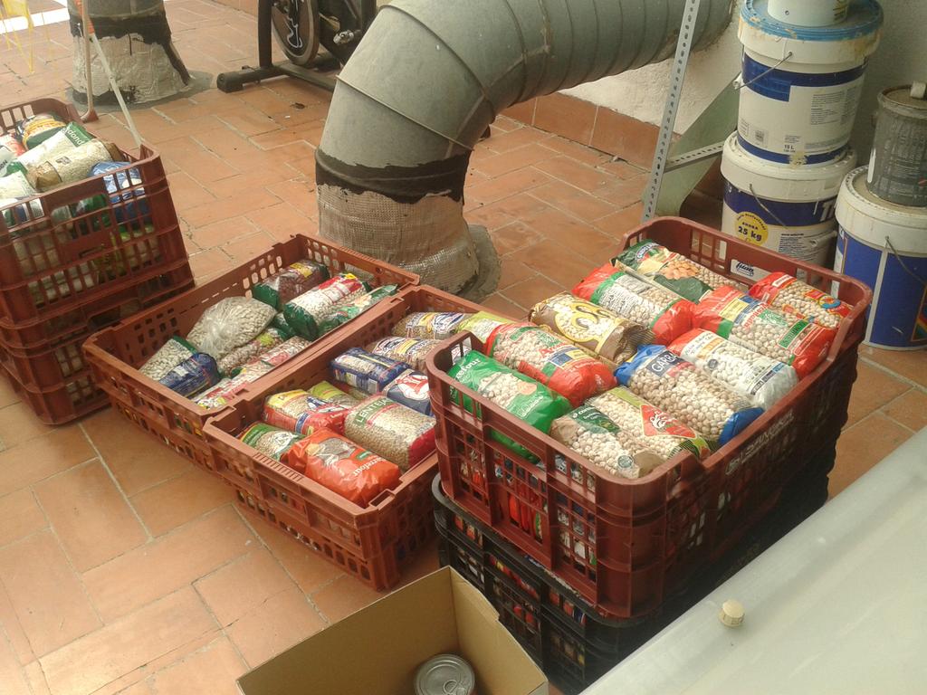 Boet_Fam's tweet photo. La primera estimació d'en Josep Maria diu que hem aconseguit recollir entre 600 y 700 Kg d'aliments. #Mataró http://t.co/QYDO2hxnnA