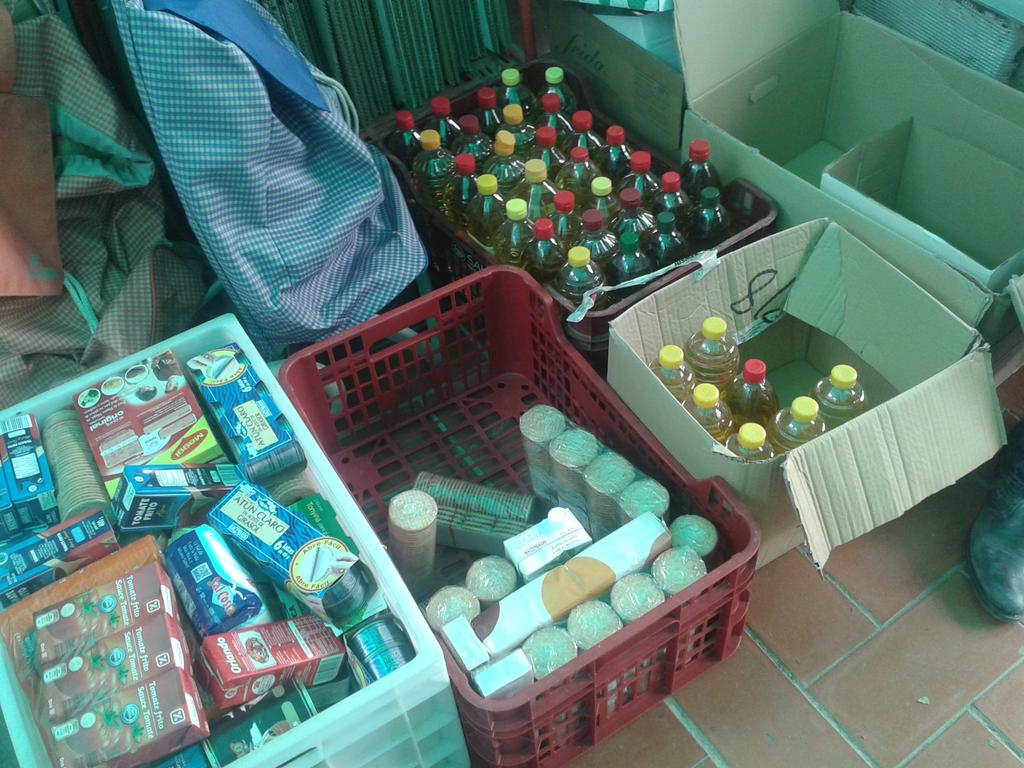 Boet_Fam's tweet photo. La primera estimació d'en Josep Maria diu que hem aconseguit recollir entre 600 y 700 Kg d'aliments. #Mataró http://t.co/QYDO2hxnnA