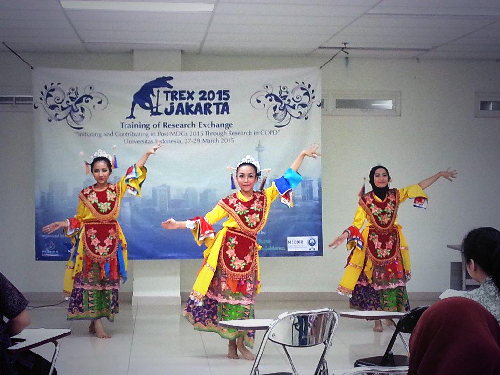 Penampilan dari FKUI Dance Company dengan tarian khas Betawi "Nandak Ganjen"