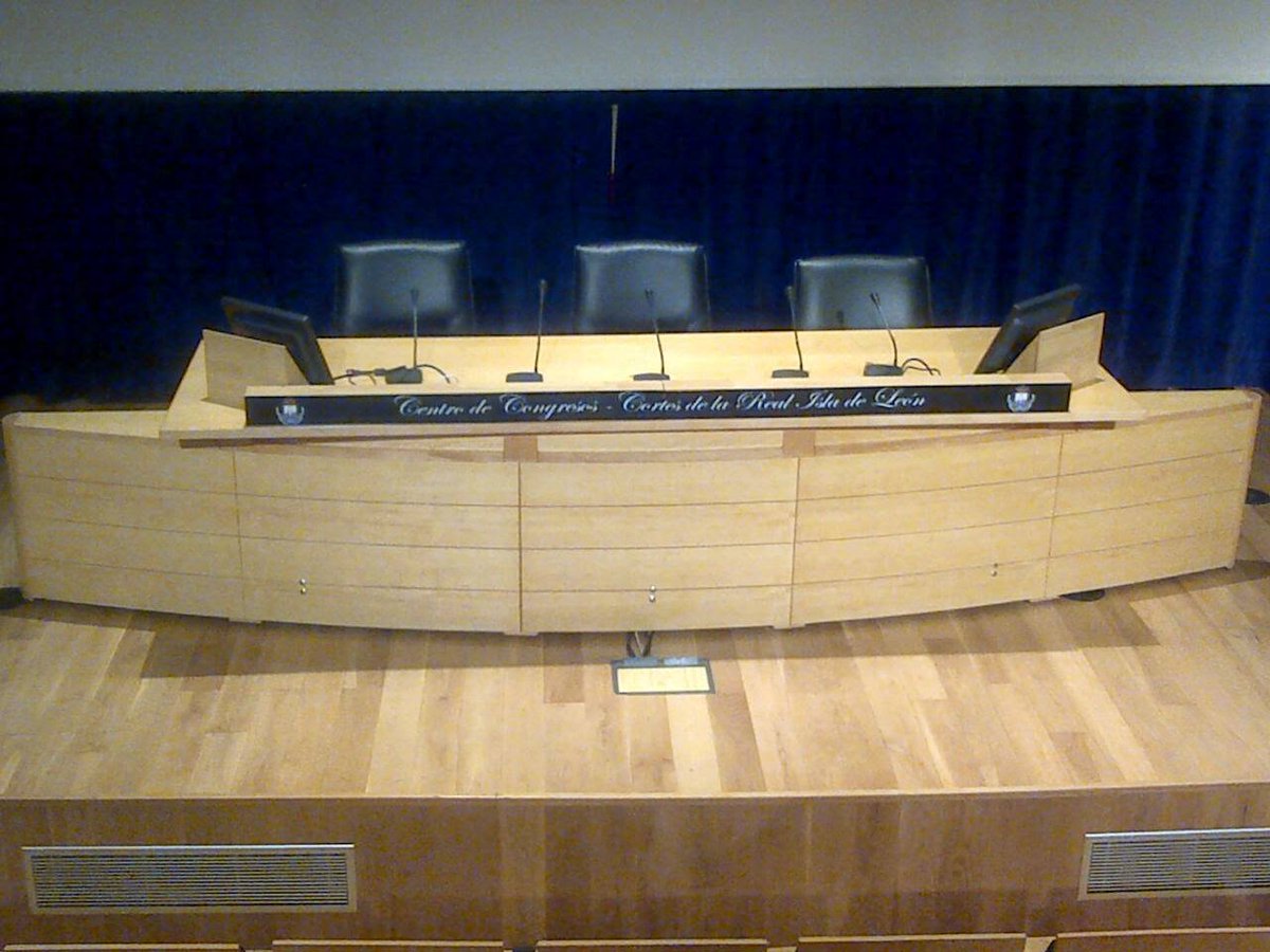 Comforma_'s tweet photo. #Comforma seleccionada para trabajos de reforma y acondicionamiento en la mesa presidencia en Auditorio del Centro http://t.co/N2N0DjYXdW