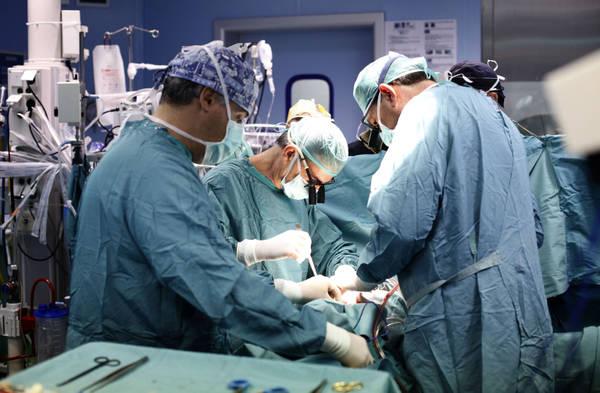 Agenzia_Ansa's tweet photo. Effettuato il primo #trapianto di #cuore da un cadavere in #Europa, su un uomo di 60 anni  http://t.co/80XrcnYuBO http://t.co/BMY0i8GRUf
