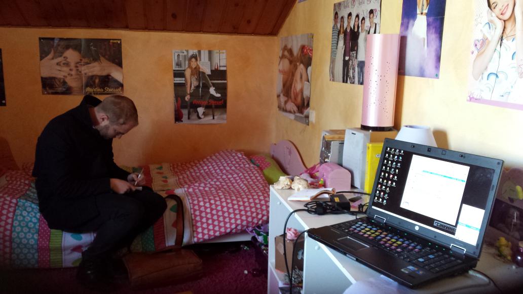 jochen_maes's tweet photo. #SeyneLesAlpes @karel_lattrez voorbereiding voor de live. Gepersonaliseerde Montageruimte. http://t.co/jOA3xa1SOM