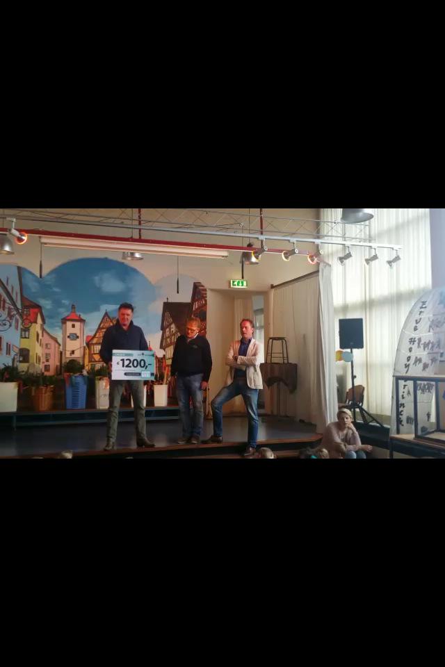 Elastiekenkoers's tweet photo. Basisschool Erve Hooyerinck uit Delden heeft met een fancy fair € 1.200,- opgehaald voor de Elastiekenkoers! #HULDE http://t.co/mAg5b6W9rC