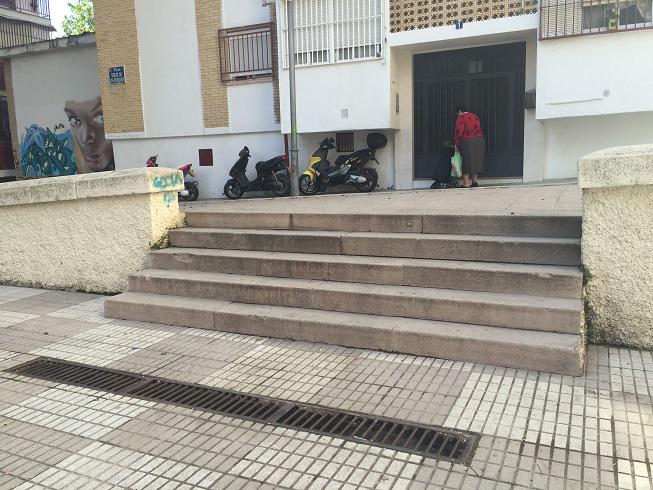 CondondeJaen's tweet photo. "@MarioJohnson_: Hoy una vecina me comenta que de esta tragona salen las ratas como si fuesen hormigas http://t.co/q31LUYrW2m" @AytoJaen