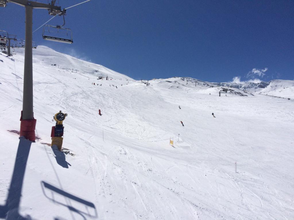 websierranevada's tweet photo. Buen día para comenzar #SemanaSanta en #SierraNevada 100 km nieve polvo y muchas actividades http://t.co/YUbgErGztj http://t.co/CcmVDSzNCG