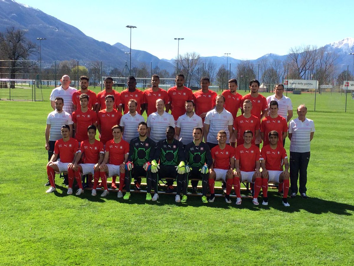 nati_sfv_asf's tweet photo. Neues #Teambild für die #U21! #Smile #Photoshooting #Keystone #SFVASF http://t.co/5PSMcTzakW