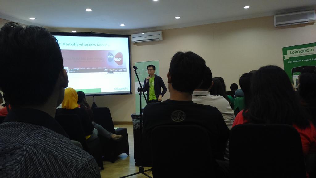 eunike_87's tweet photo. Tambah tau, tambah ngerti, tambah ilmu, kenyang pula krn hadir di temu toppers... Bravo @tokopedia #temutoppers http://t.co/V3fHoHdq9G