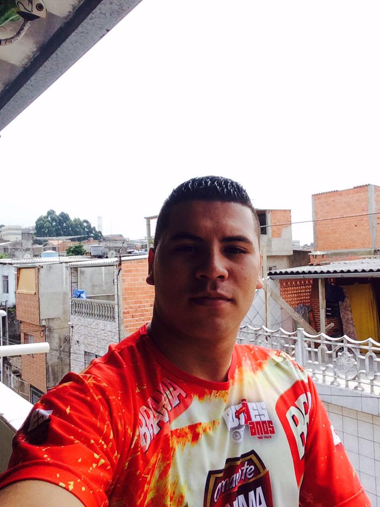 Jonathan_Bigo16's tweet photo. Bom Dia a todos😉 !!!  Uffa Sexta Feira Chegou🍺😁👊✌️ http://t.co/wtNmYrjQes