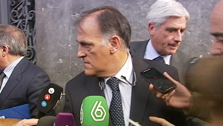 Sexta_Deportes's tweet photo. Villar DEJA PLANTADOS al Gobierno y a la Liga. ¿Qué ha dicho Tebas sobre ello? ¡OJO! En #Jugones a las 15:00h. http://t.co/QrbdTEo0U1