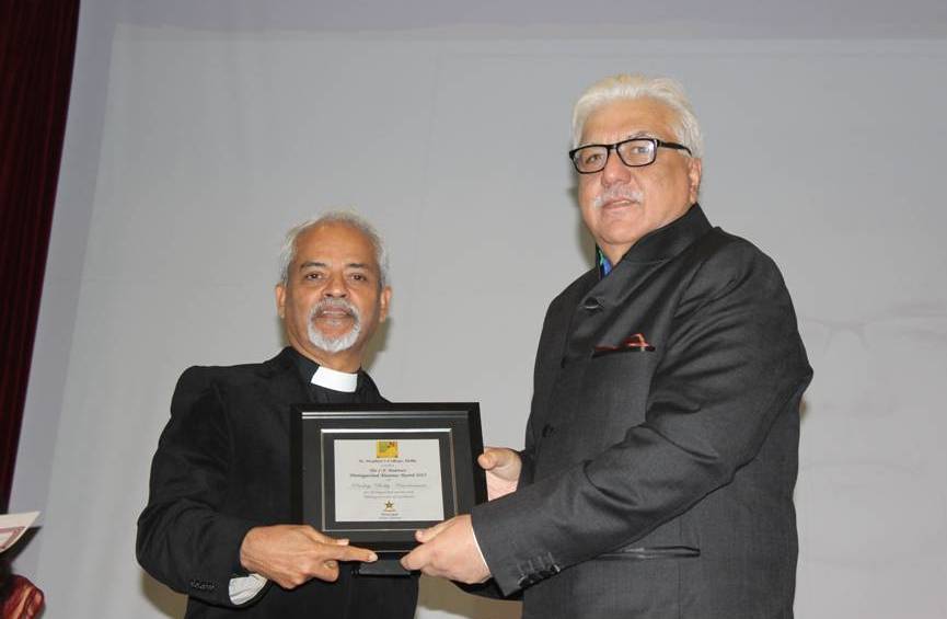 Bobby_Kramani's tweet photo. Receiving the C. F Andrews Award held at Stephens College for achievement in media and communication http://t.co/TEtPPxG8fR