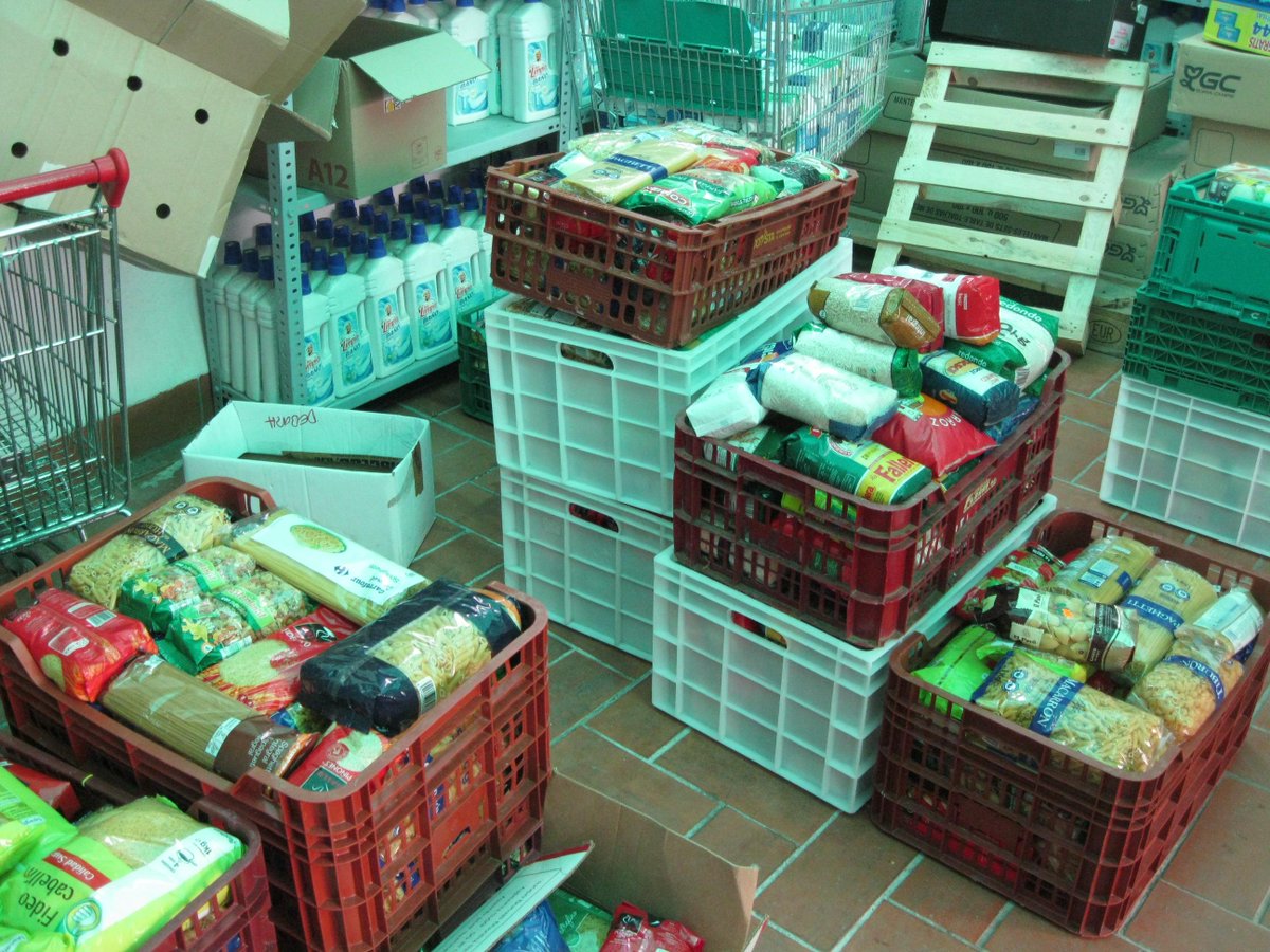 inslaialarquera's tweet photo. Gran Jornada Solidària a l'@inslaialarquera Més de 600 kg d'aliments recollits,activitats esportives i flashmob final http://t.co/Mu1MYBBVis