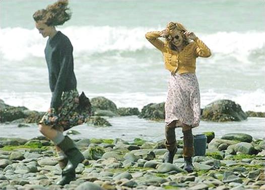 boTwist's tweet photo. Espíritu #boTwist en The Edge of Love. A la playa con oleaje, rocas, botas de agua, jerséis y vestidos estampados. http://t.co/eRMvw6KXMo