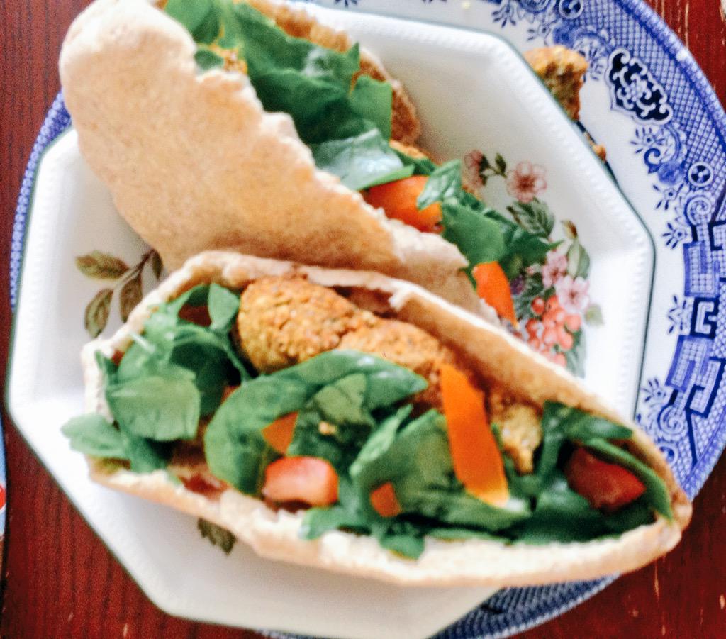 FastRunning's tweet image. @vegsoc Homemade falafel, spinach, tomato in pitta pockets