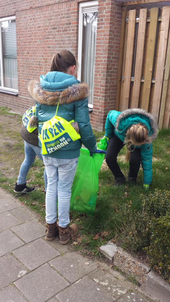bsNijnsel's tweet photo. Groep 6/7 ruimt zwerfafval op in Nijnsel in het kader van 'Nederland Schoon' #duurzaam Rooi http://t.co/MrspDRtBnA