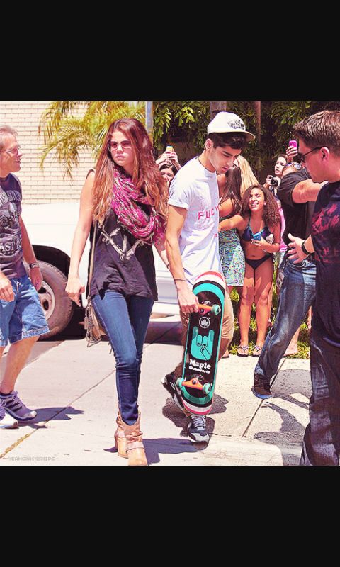 Jisoolena_'s tweet image. #VoteSelenaGomez #KCA

#SelenatorshelpDirectioners