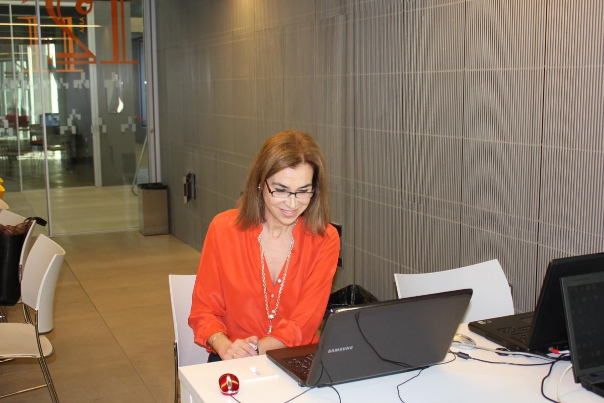 #CarmenPosadas con puntualidad británica en <a href="/CasaLector/">Casa del Lector</a> acompañada  <a href="/morenomulas/">María Antonia Moreno 🍀</a> y <a href="/Mariangelesfm/">MariángelesFernández</a>  #nubeteca @fgsrcds