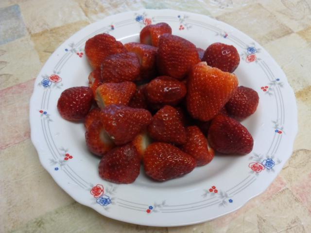 leirealar's tweet photo. 😋😋🍓🍓🍓 http://t.co/Q8YSJEbeKO