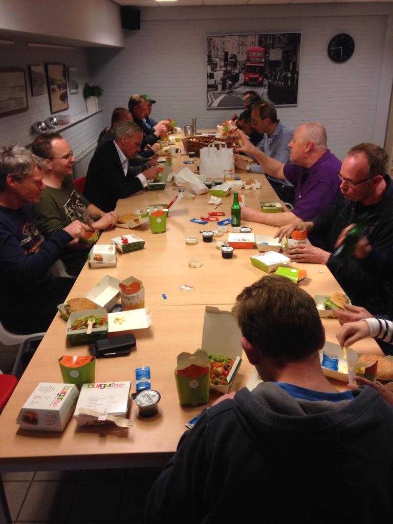 suusreep's tweet photo. Goede personeelsbijeenkomst @vostechniek met heerlijke afsluiter. Eten bezorgd door #BurgerMe #Apeldoorn. http://t.co/h7595XcA9E