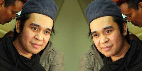 KapanLagicom's tweet photo. Kehidupan Olga Syahputra, Dari Pembantu Setrika Sampai Presenter Terkenal http://t.co/n7asKWeLln #RIPOlgaSyahputra http://t.co/NeM9LPreDf