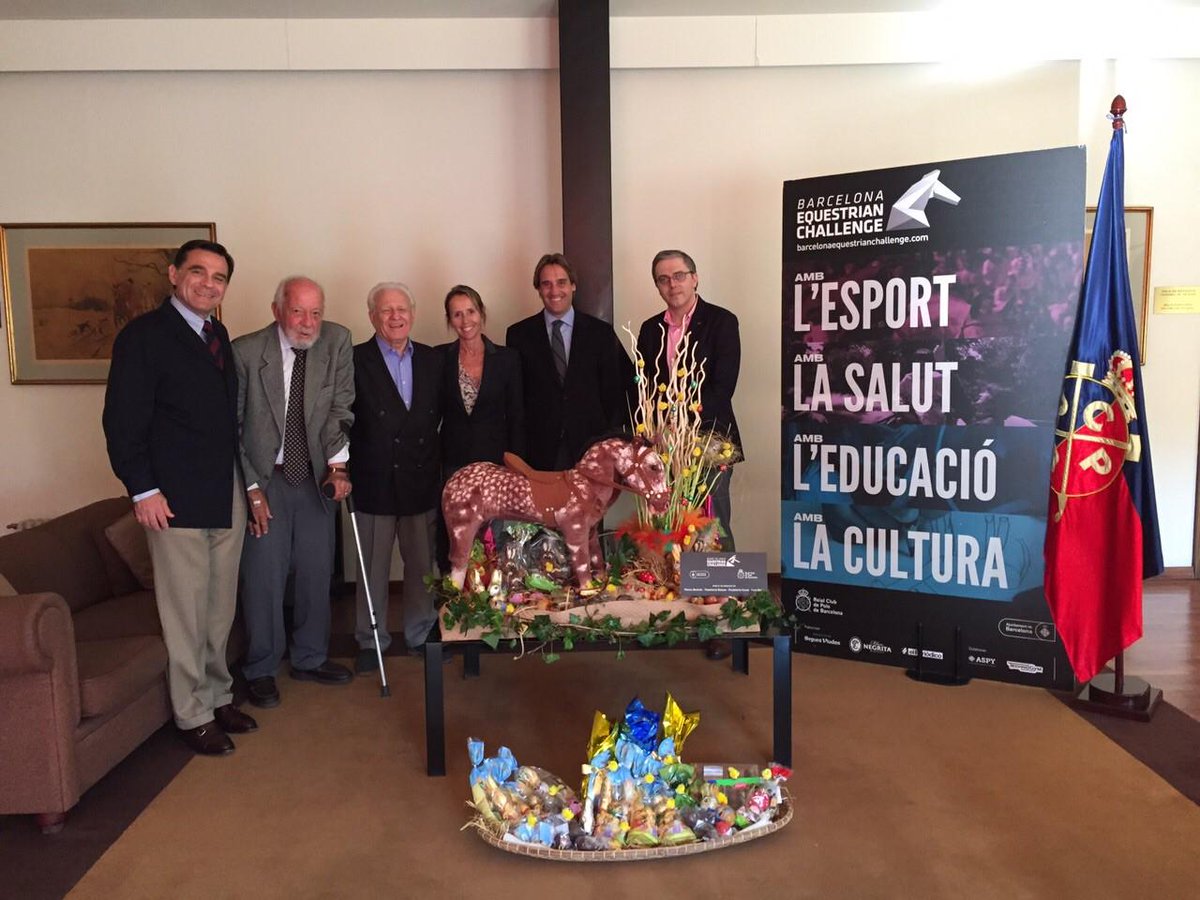 fundacionRCPB's tweet photo. Emotiva entrega de la mona de Pascua solidaria de la @BarcelonaECH a @caritasbcn con @pilareyre http://t.co/jemnJveDZH