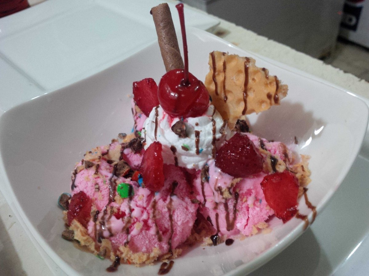garnishNco's tweet photo. Segerny icecream strowberry seseger liat adek tu dimeja 12 hihi http://t.co/Cem0ZNuPJX