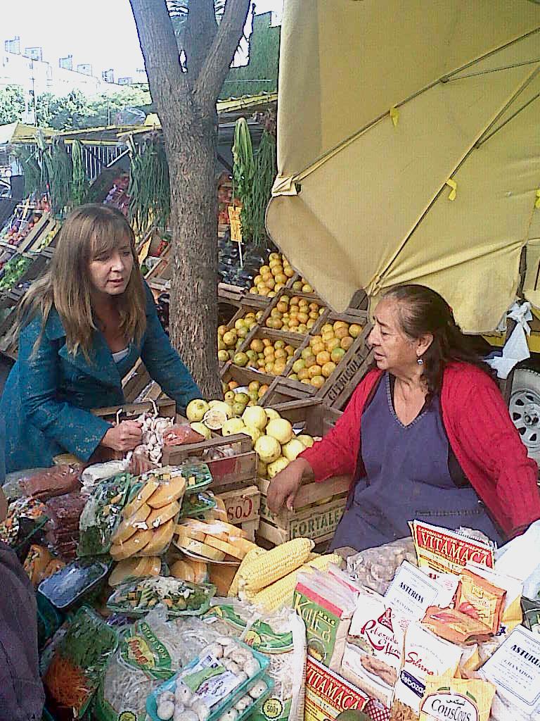 Ahora, nuestra candidata por el #FPV <a href="/gabicerru/">Gabriela Cerruti - fake</a> recorre la feria de Catalinas en #LaBoca @necomuna4 #GC2015
