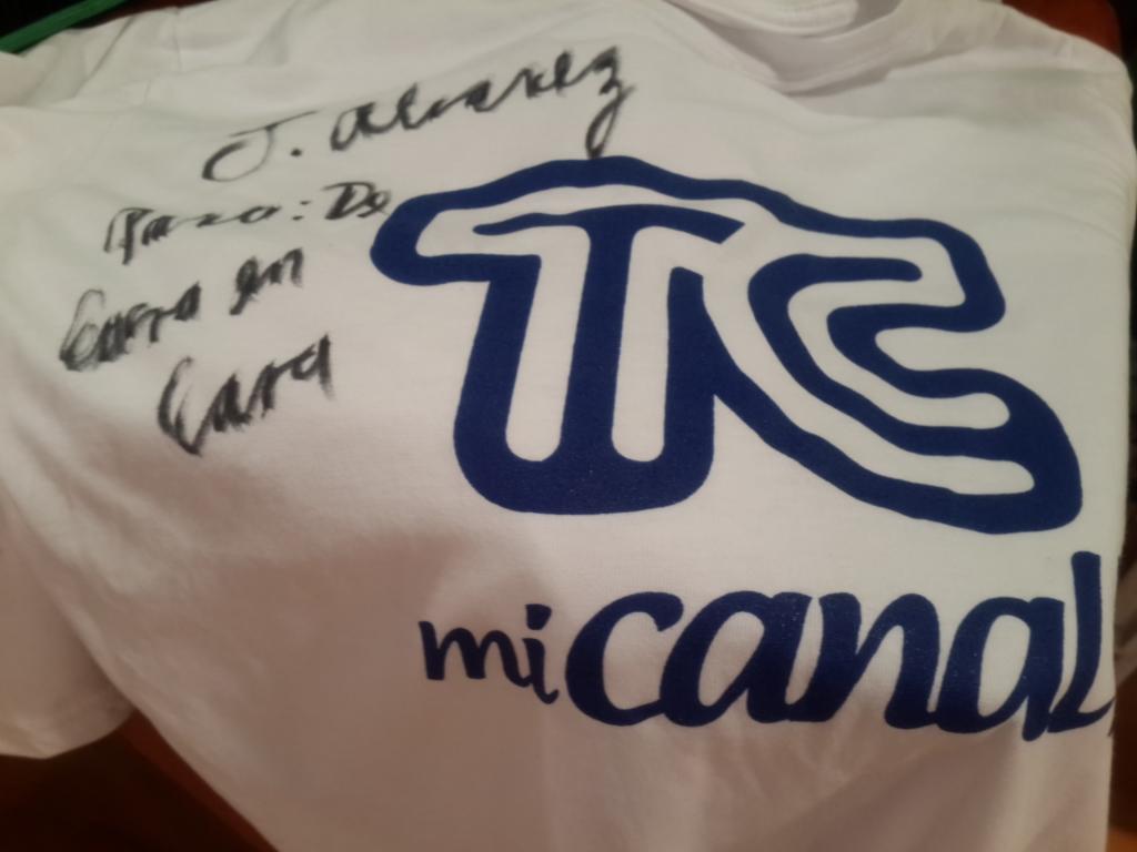 Esta camiseta FIRMADA por <a href="/JAlvarezFlow/">J Alvarez</a> puede ser tuya. Da RT y usa el HT #LosViernesConDCEC. ¡Participa!