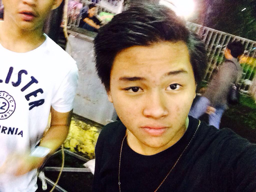 AlvaroMaldini1's tweet photo. Lu ke potong wkwkwkwk @karelsusanteo hahaha http://t.co/YyBPybdycu