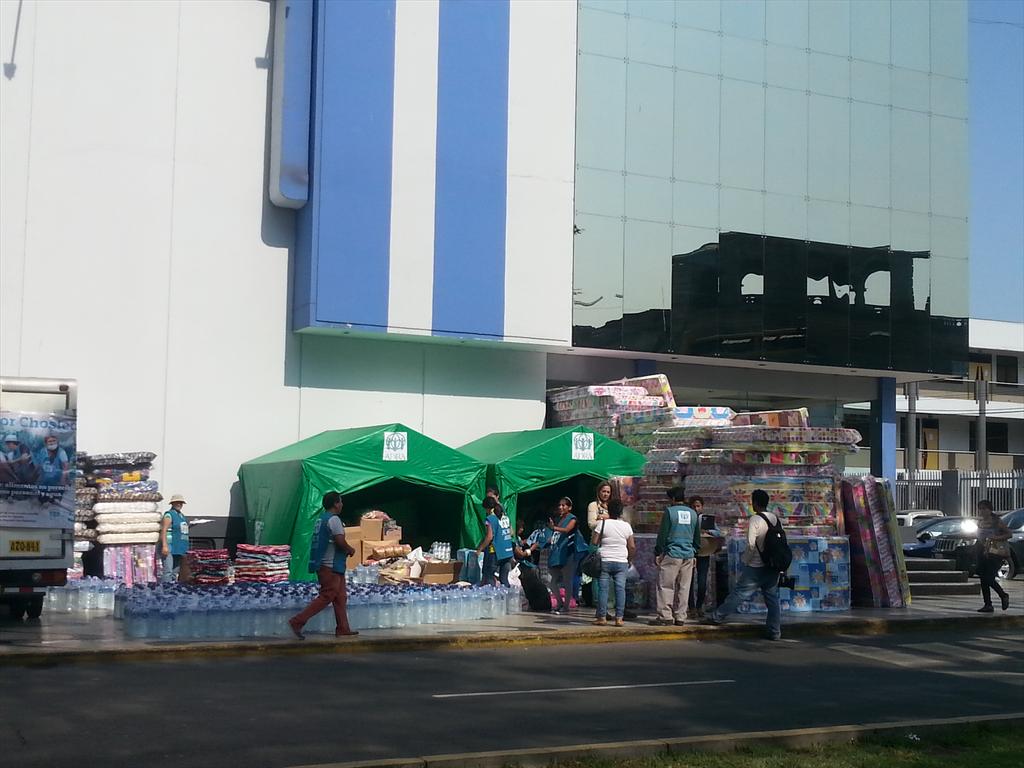 pacofloresc's tweet photo. La solidaridad de los peruanos es increíble. #TodosSomosChosica. Sigan trayendo sus donaciones a @PanamericanaTV :) http://t.co/rTILr6FxTp