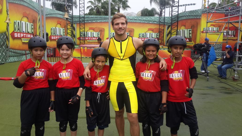 ¿Apoyas al equipo rojo con @ArielC7tc? Dale RT a este tuit! #LosViernesConDCEC
