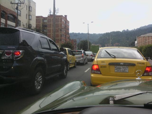 fcoromeroconde's tweet photo. Hoy la peor desgracia que le puede pasar a uno en Bogotá. Tener que usar el carro! http://t.co/hlF2z5hflk