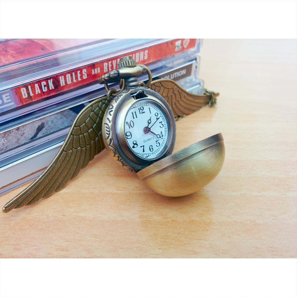 Este reloj inspirado en la snitch de #HarryPotter lleva cadena para usarlo como colgante. ✨ bldshop.tictail.com ✨