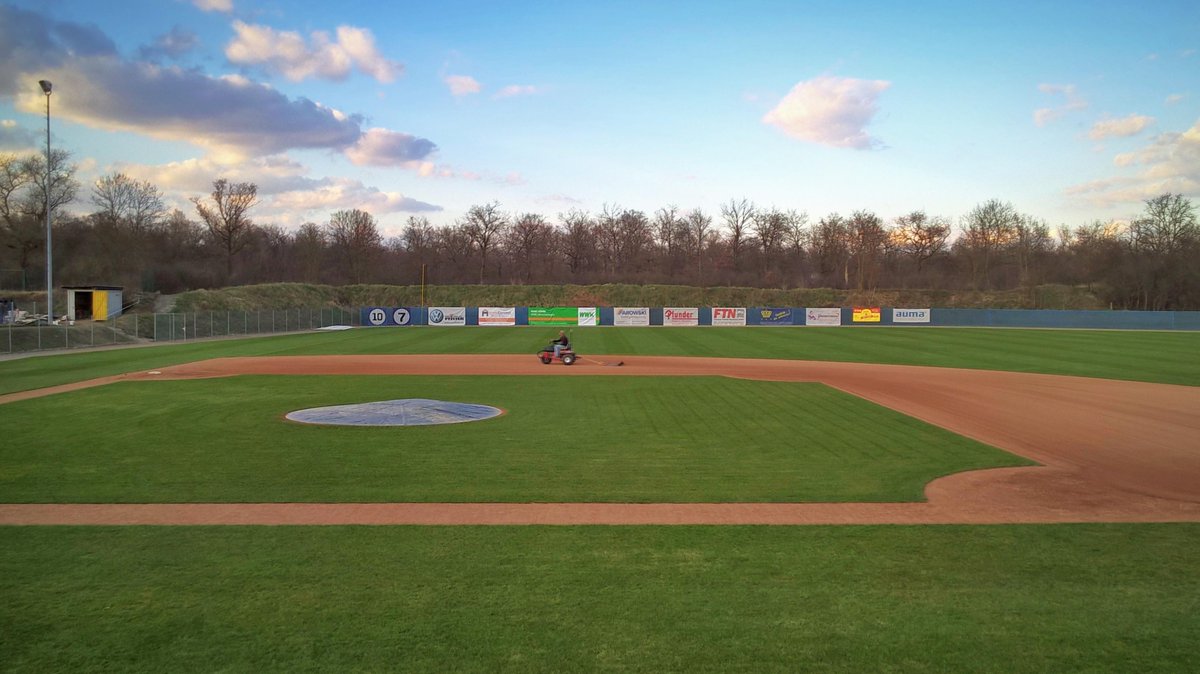 atomicsbaseball's tweet photo. Getting ready for tomorrows games against the @Therwilflyers ! #AtomicsBaseball #Germany http://t.co/z5uVi244Kh