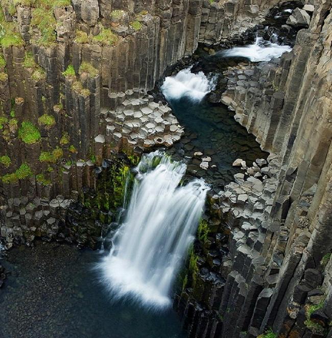 Moss_Boss_Bill's tweet photo. .@Moss_Boss_Bill  #dwarvenforge - Waterfall in Basalt Column Formation. http://t.co/44NF7ydEMz